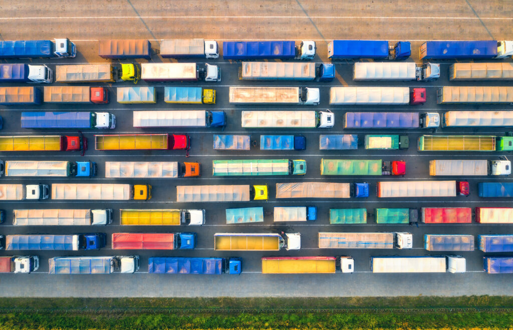 Viele bunte LKW auf einer Straße