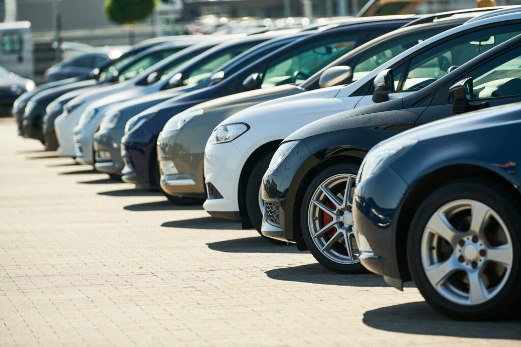 Die Schnauzen mehrerer Autos aus einem Fuhrpark