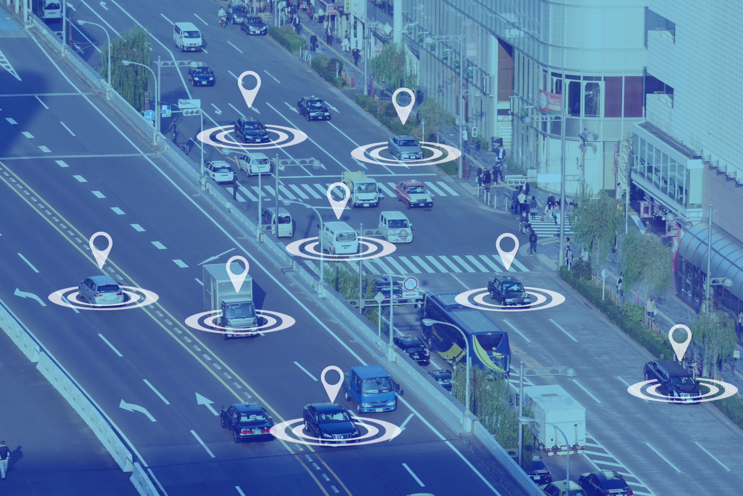 Fahrzeugverfolgung in Echtzeit mit GPS-Ortungsmarkern auf städtischer Straße