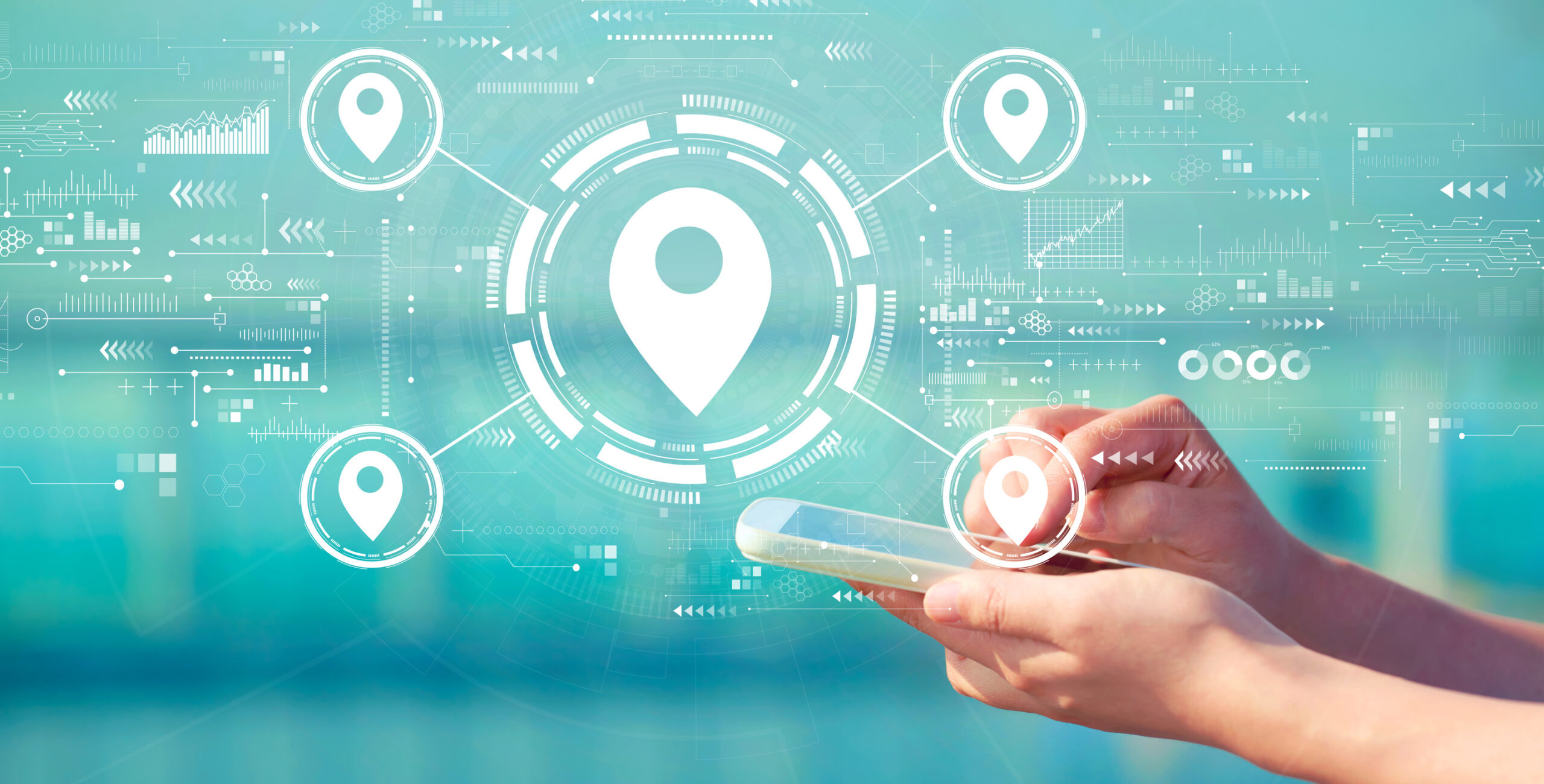 Kartenstiftkonzept mit Person, die ein weißes Smartphone hält