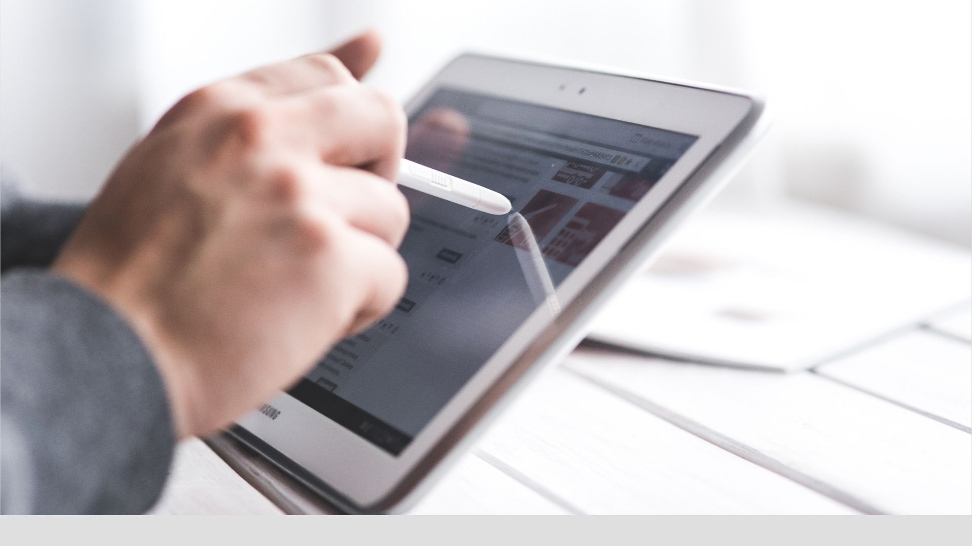 Tablet wird mit einem Stift bedient