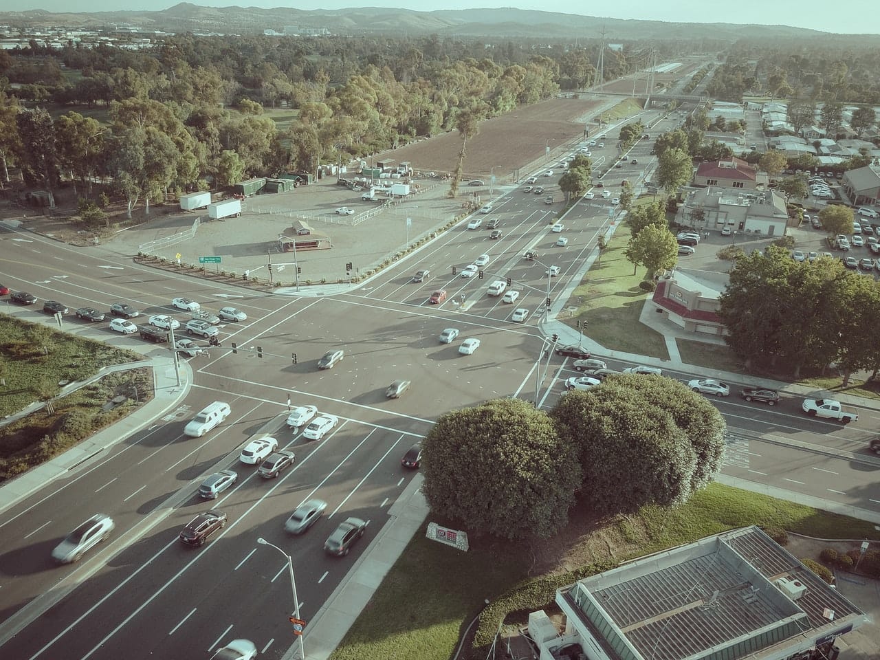 Drohnenaufnahme einer viel befahrenen Kreuzung