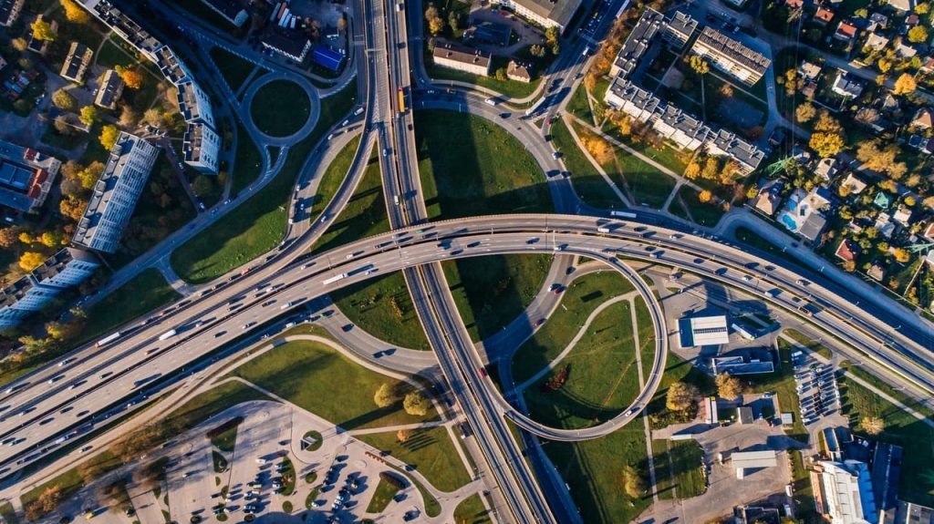 eine Drohnenaufnahme einer viel befahrenen Autobahn