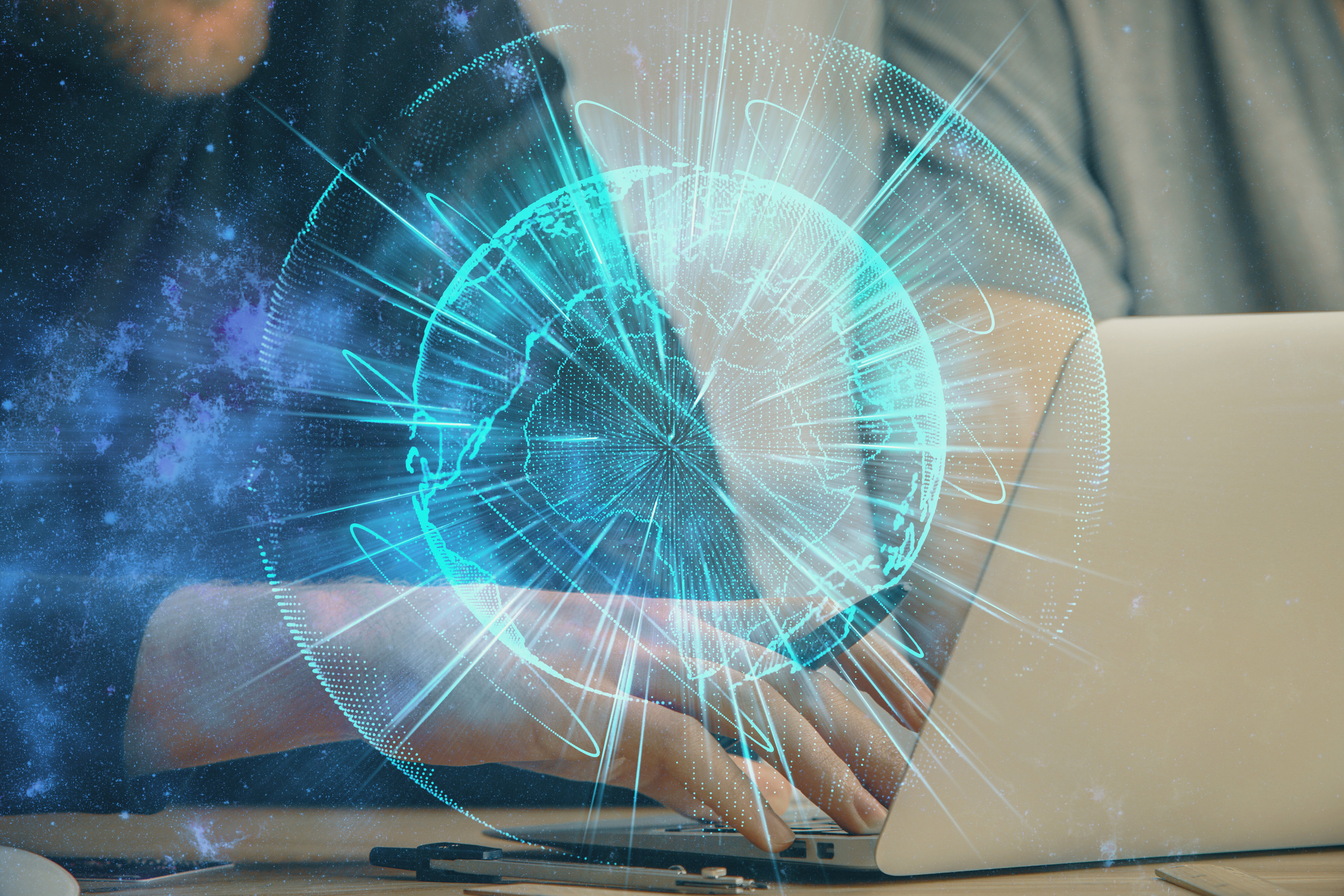 Geschäftsmann, der im Hintergrund am Laptop arbeitet. Internationales Geschäftshologramm vorne