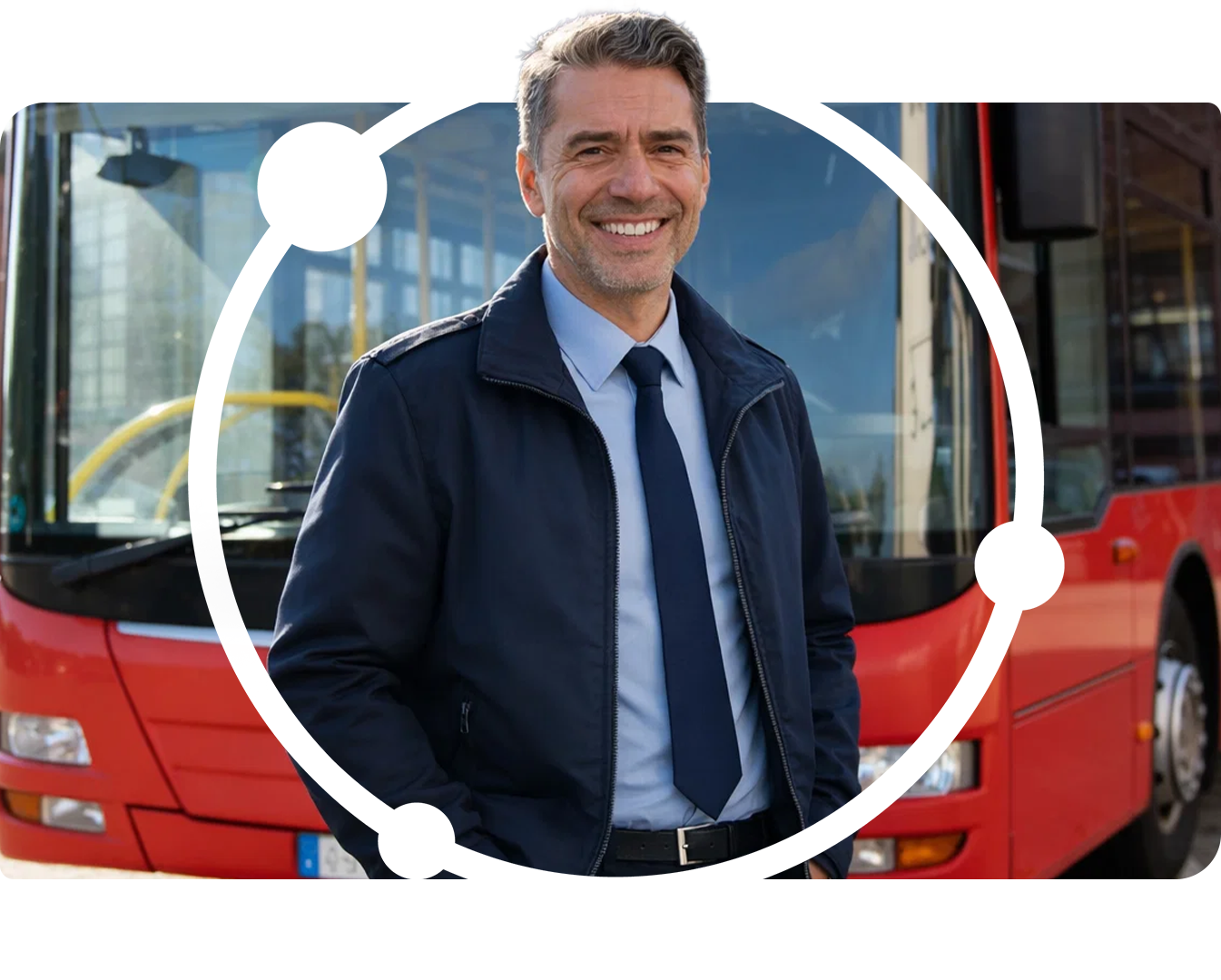 Ein Busfahrer vor einem Bus mit routecontrol Bildmarke