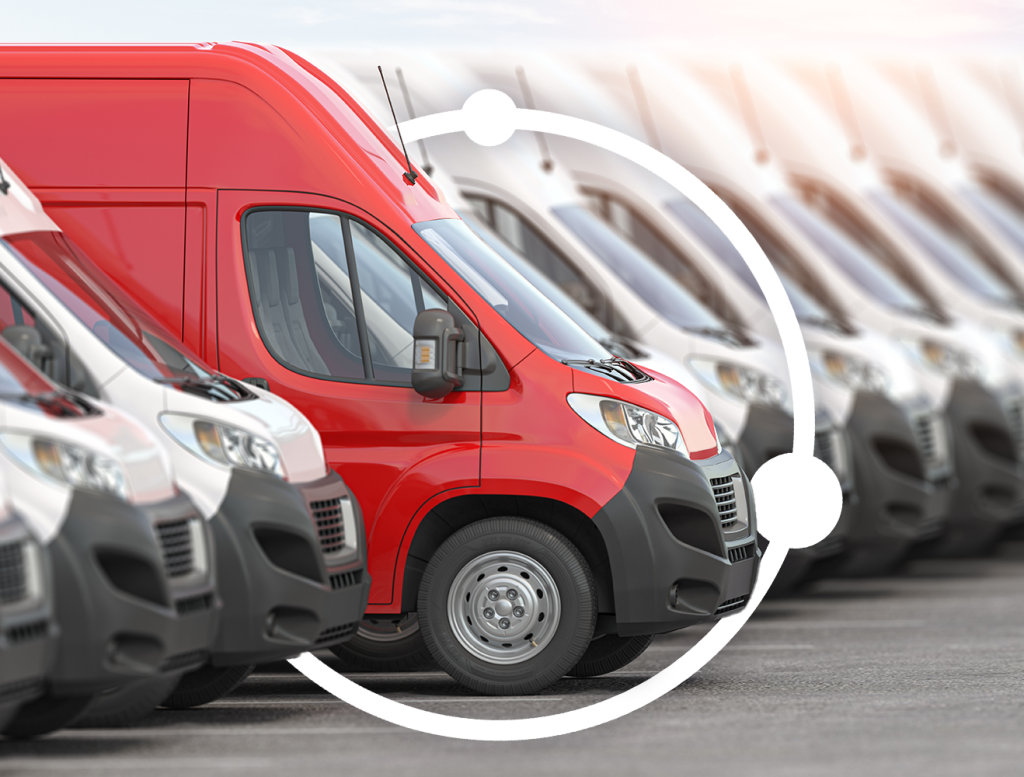 Mehrere weiße Transporter in einer Reihe, ein roter Transporter mittig mit routecontrol Bildmarke