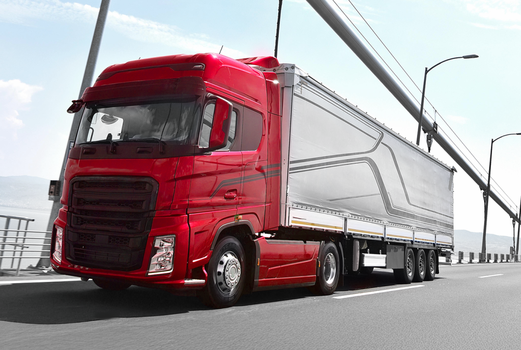 Ein roter LKW auf einer Brücke