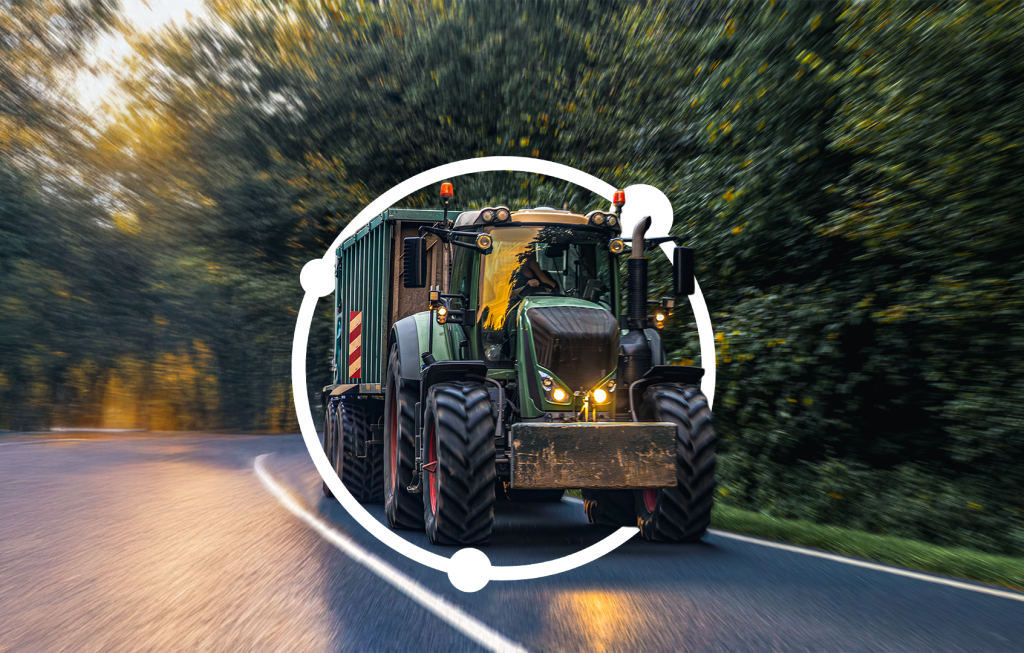 Ein Traktor fährt auf einer Straße, mit routecontrol Bildmarke